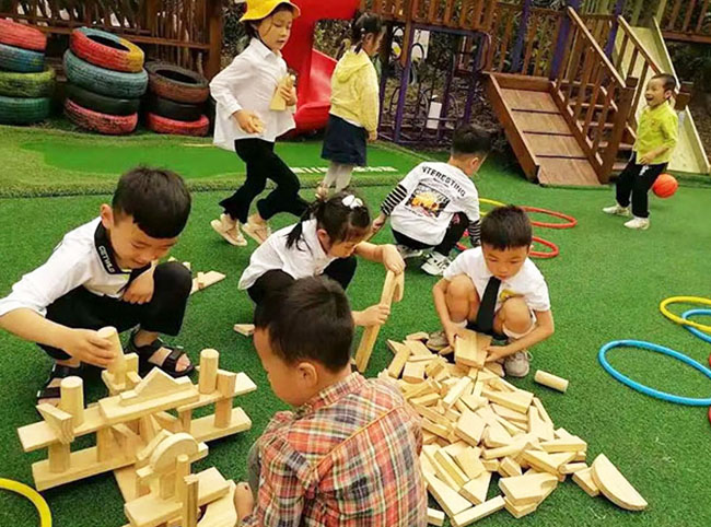 幼儿园自主游戏搭积木